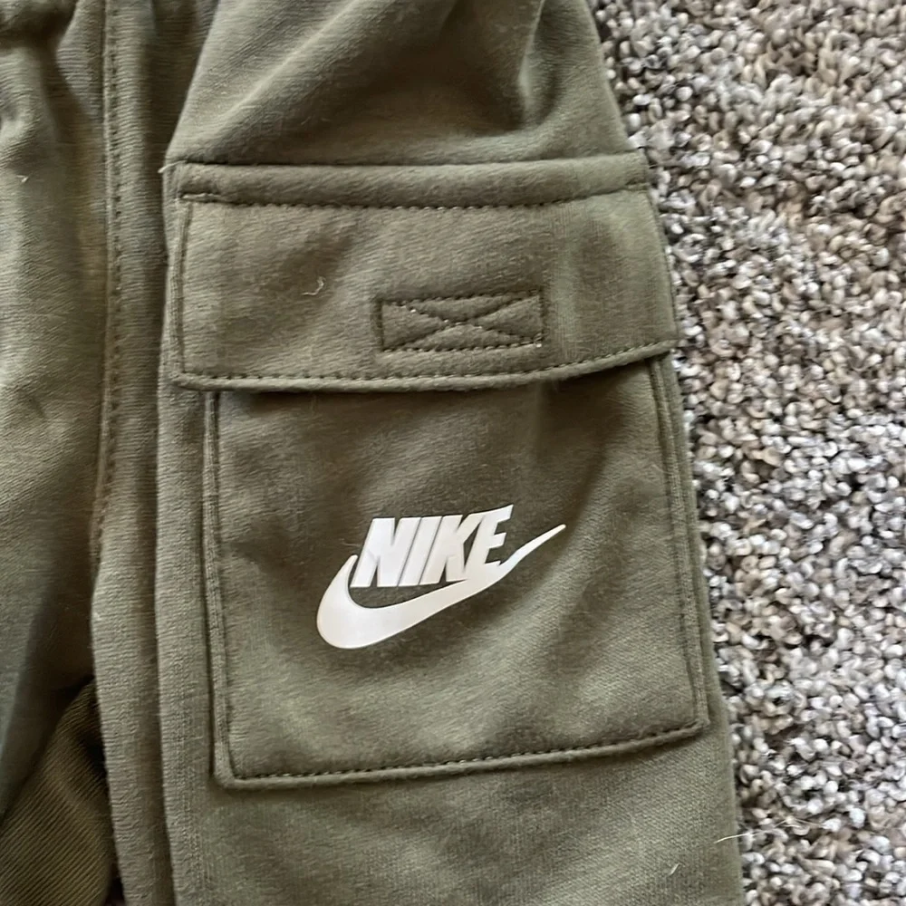 NEW! NIKE WHITE AND GREEN 2-PIECE T-SHIRT & SHORTS SET. SIZE 2T. BOYS. - Picture 3 of 8